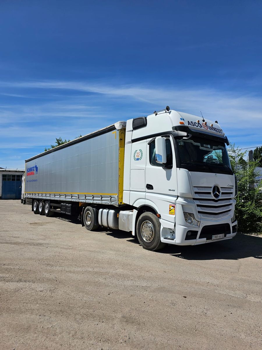 Тягач Mercedes-Benz Actros с полуприцепом на площадке