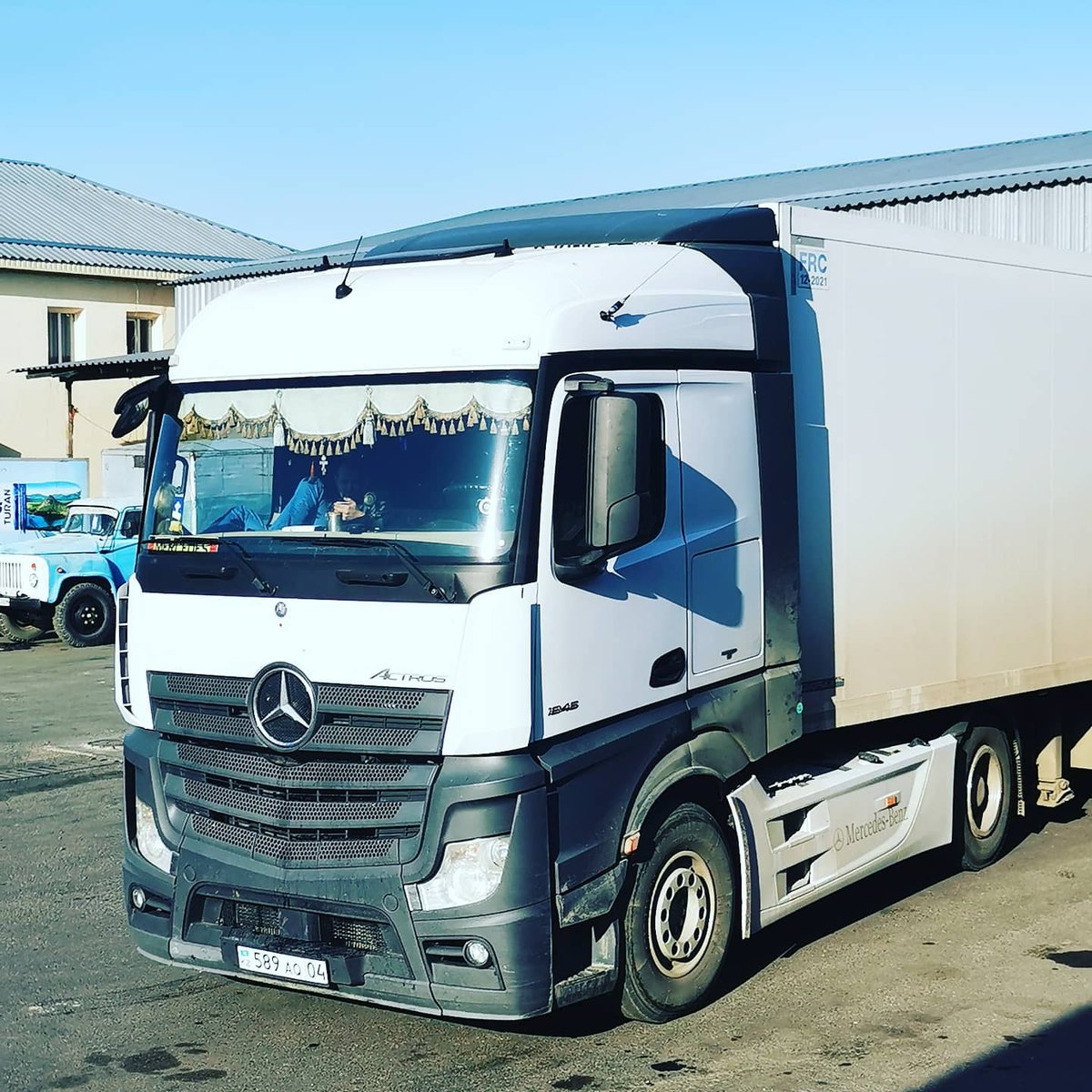 Mercedes Actros тентованный