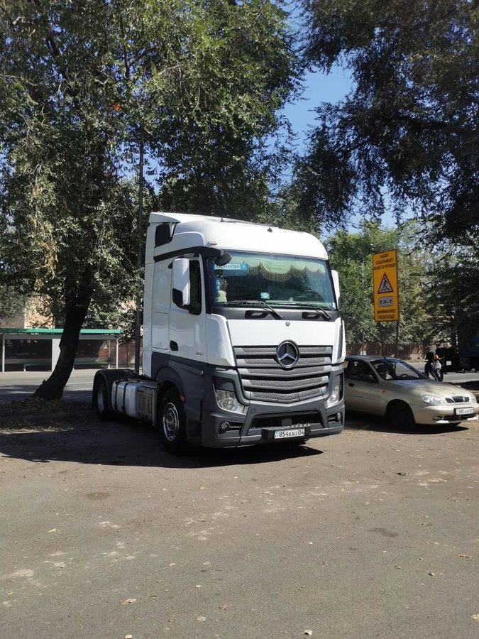 Вид из кабины на дорогу